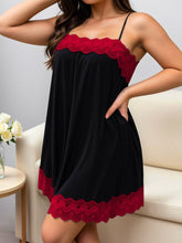 Koszula nocna z koronkowym wykończeniem i cienkimi regulowanymi ramiączkami